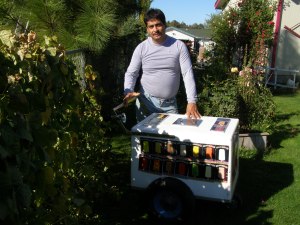 Juan, one of the Raices project participants, with his popsicle cart